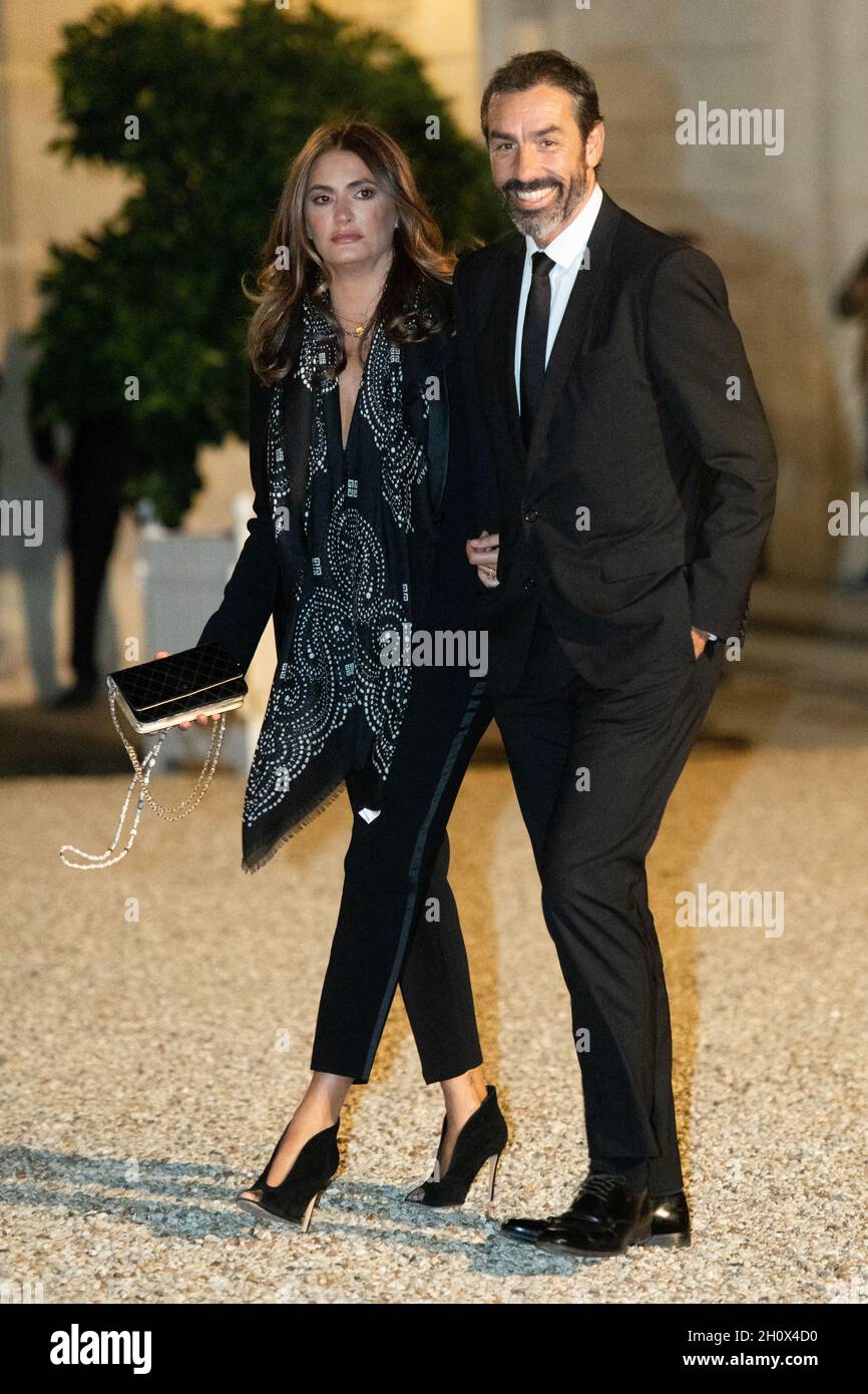 Parigi, Francia. 14 Ott 2021. Robert Pires e questa moglie Jessica Lemarie partecipano alla cena del Variety Club de France per celebrare il suo 50° anniversario al palazzo presidenziale Elysee di Parigi, Francia, il 14 ottobre 2021. Photo by Laurent Zabulon/ABACAPRESS.COM- Credit: Abaca Press/Alamy Live News Foto Stock