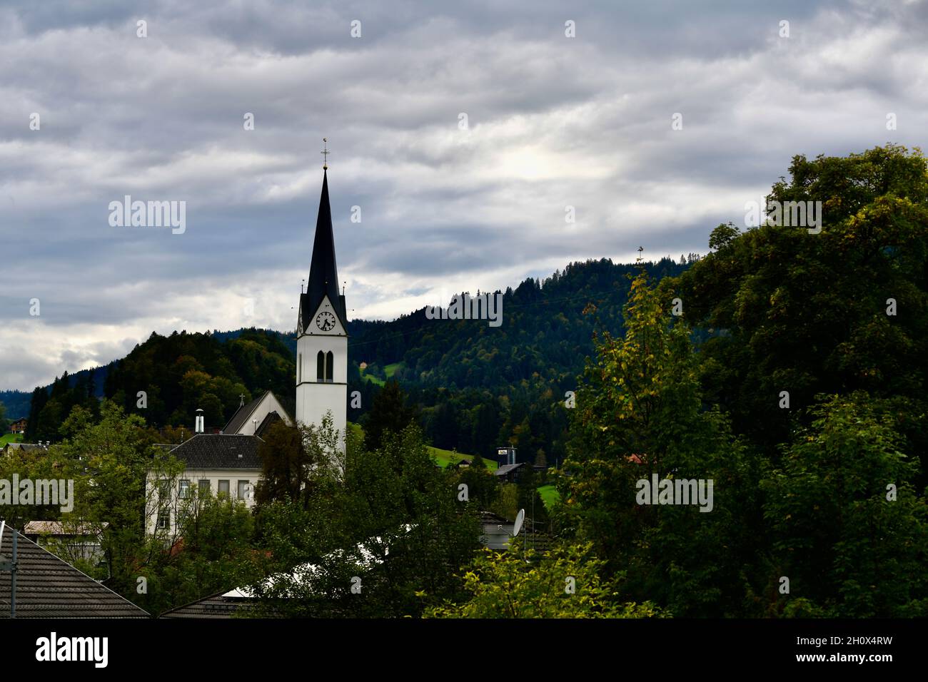 Pfarrkirche Egg in Vorarlberg gegen den bewölkten Abendhimmel Foto Stock