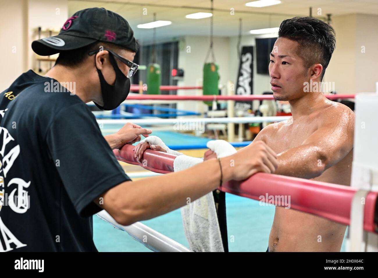 Yokohama, Kanagawa, Giappone. 12 ottobre 2021. (L-R) Shingo Inoue, Takuma Inoue Boxing : Takuma Inoue durante una sessione di allenamento a Yokohama, Kanagawa, Giappone . Credit: Hiroaki Finito Yamaguchi/AFLO/Alamy Live News Foto Stock