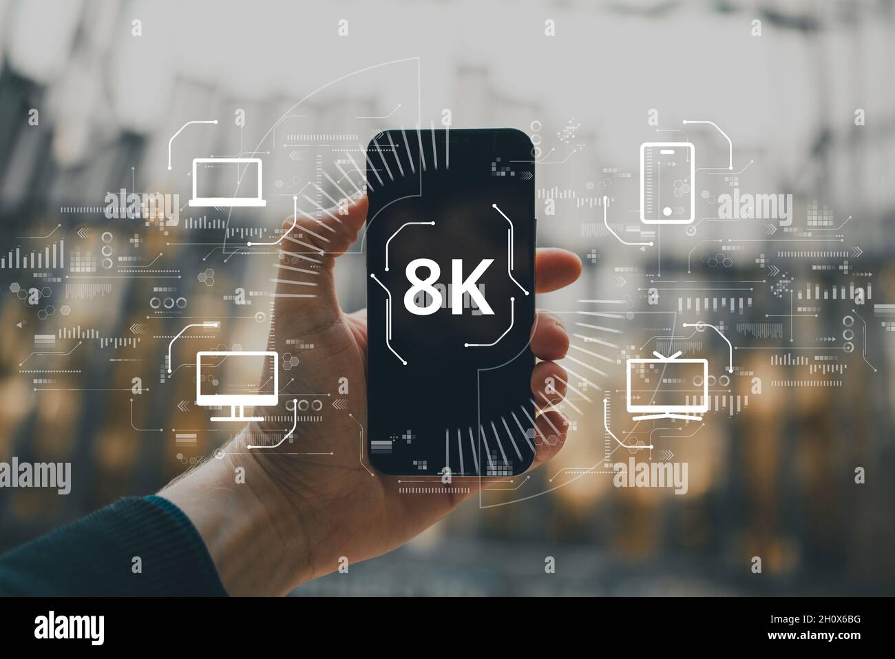 Concetto 8k ad alta risoluzione sull'immagine astratta con le mani e lo smartphone. Icone computer, tv e smartphone Foto Stock