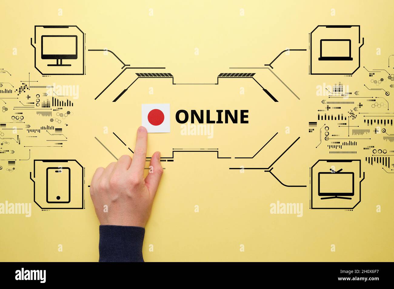 Il concetto di trasmissione online su diversi dispositivi. Computer, icone TV, su cubi di legno. Foto Stock