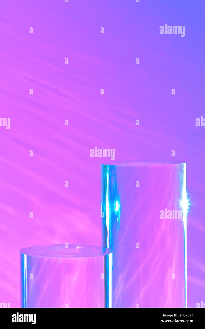 tre podi in vetro chiaro su sfondo rosa pastello Foto Stock