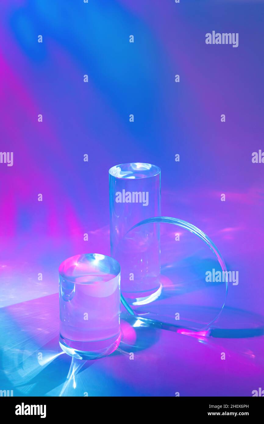 due podi in vetro trasparente su sfondo rosa pastello Foto Stock