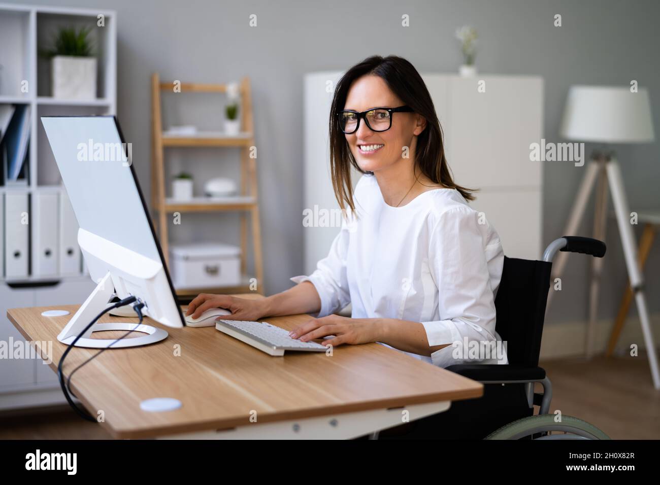 Programmatore Donna codifica su computer. Coder Girl Foto Stock