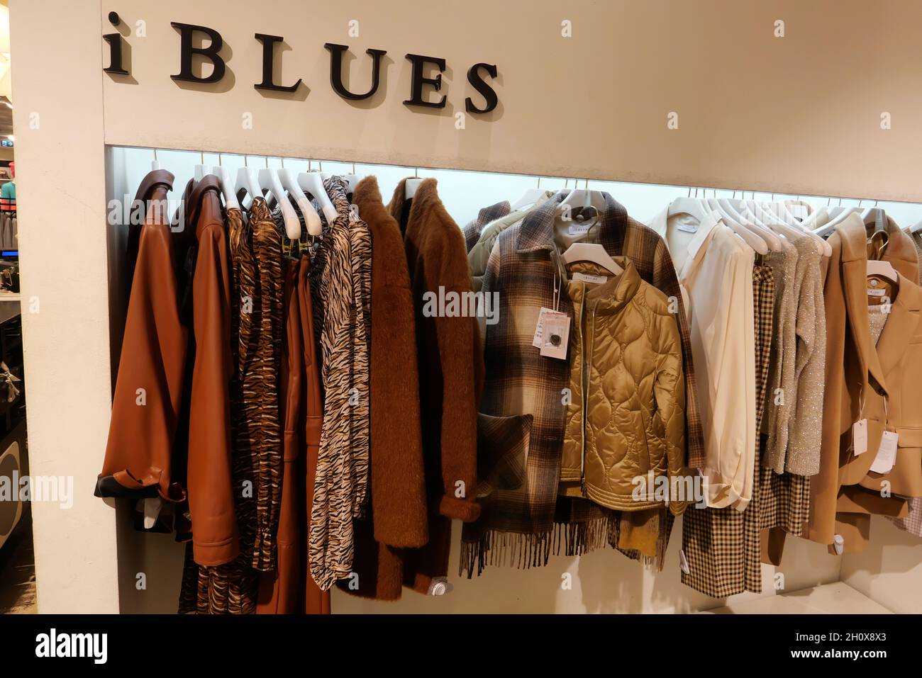 I BLUES ABBIGLIAMENTO IN MOSTRA ALL'INTERNO DEL NEGOZIO DI MODA Foto stock  - Alamy