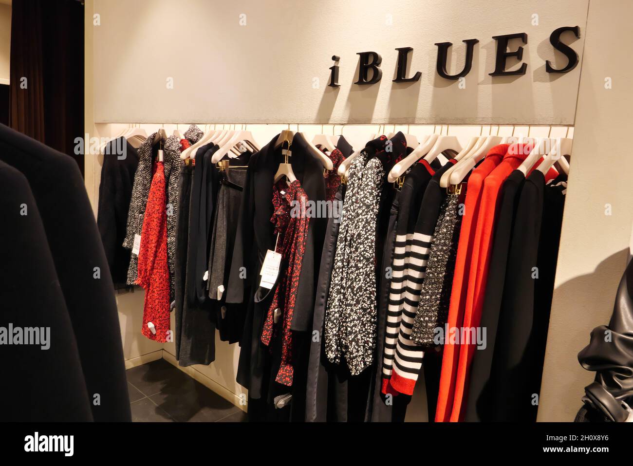 I BLUES ABBIGLIAMENTO IN MOSTRA ALL'INTERNO DEL NEGOZIO DI MODA Foto stock  - Alamy