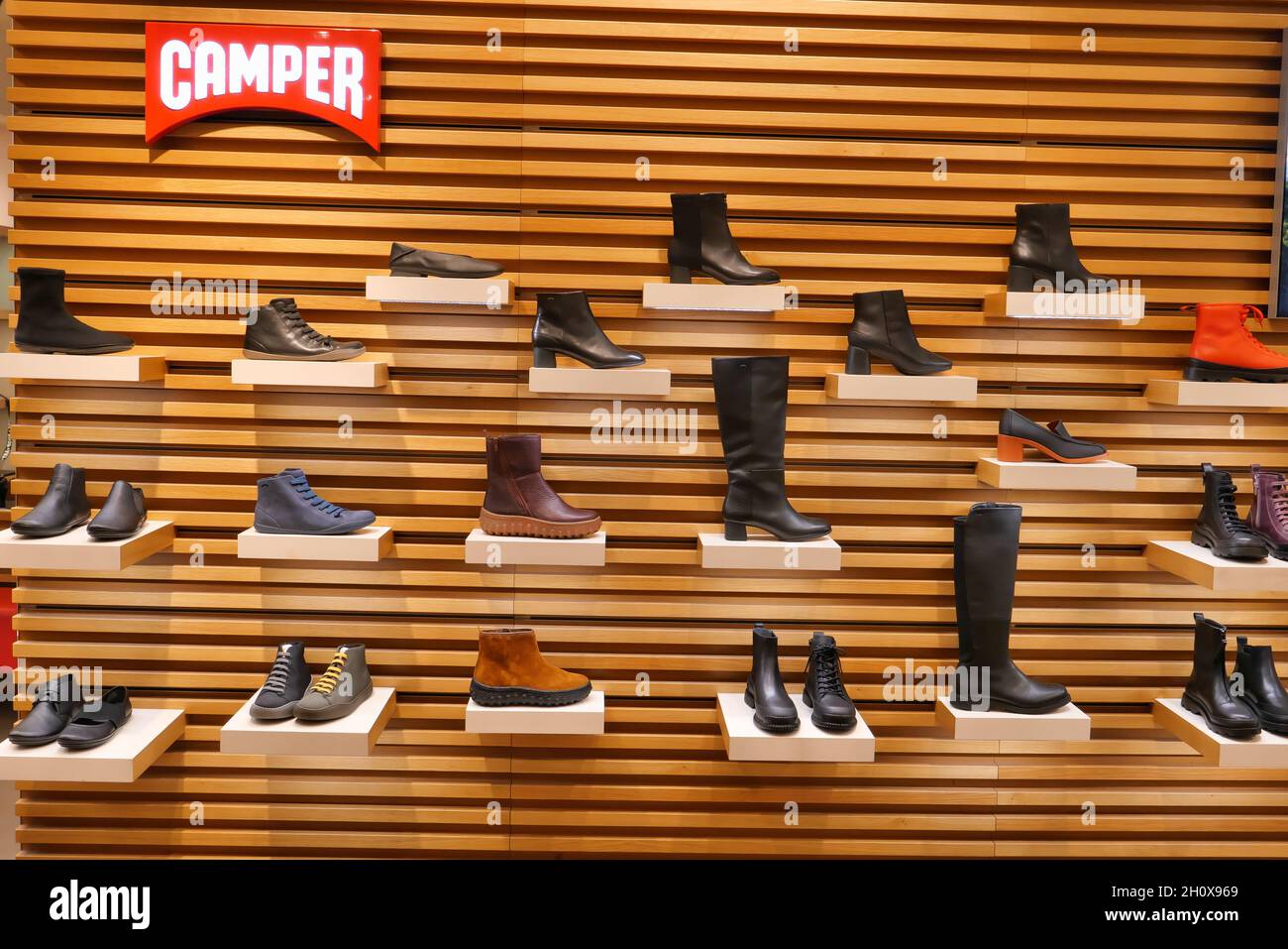 SCARPE DA CAMPER IN MOSTRA ALL'INTERNO DEL NEGOZIO DI MODA Foto stock -  Alamy