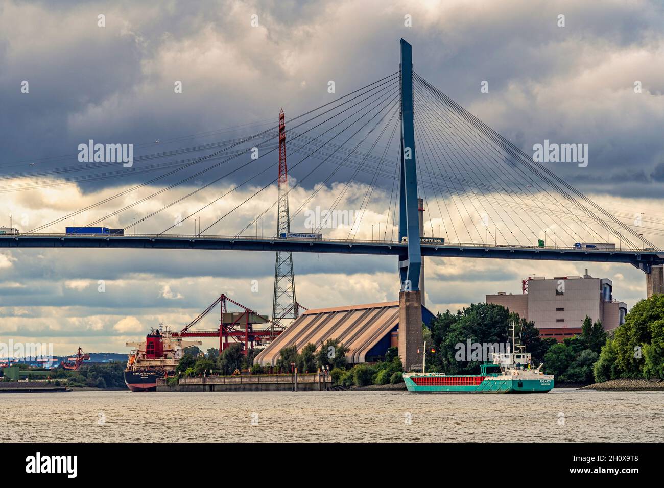 Traffico fluviale sul Köhlbrand, un ramo secondario dell'Elba. Il Köhlbrandbrücke è un ponte stradale con funivia nella città tedesca di Amburgo. Foto Stock
