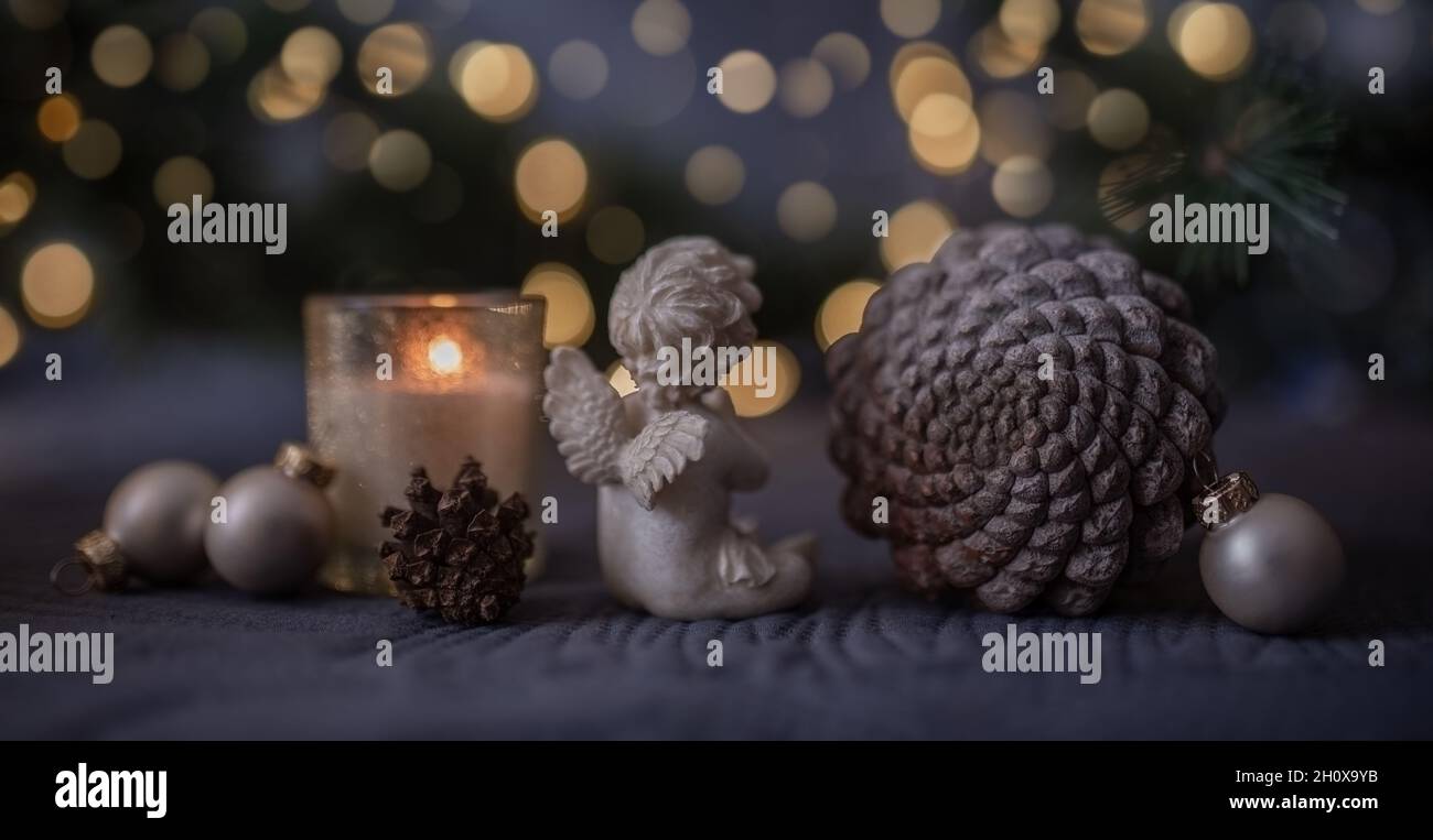 graziosa decorazione invernale di candela, angelo e cono di pino Foto Stock
