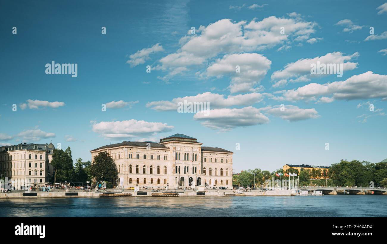Stoccolma, Svezia. Museo Nazionale di Belle Arti è la Galleria Nazionale di Svezia. Barche da diporto turistiche galleggianti vicino al Nationalmuseum a Sunny Foto Stock