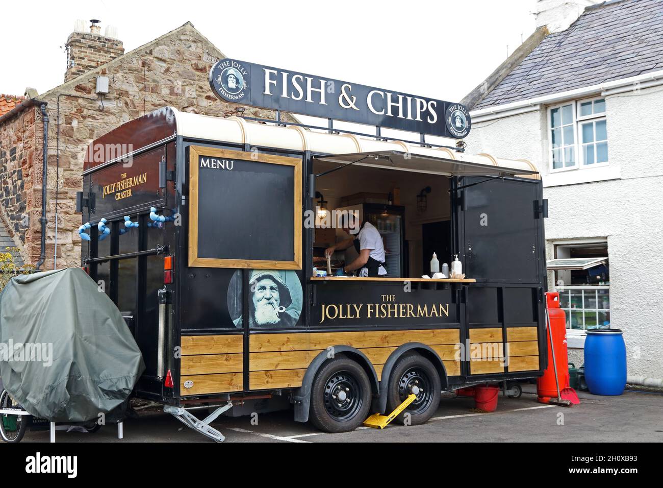 Fish & chip trailer fuori dal pub Jolly Fisherman, Craster Foto Stock