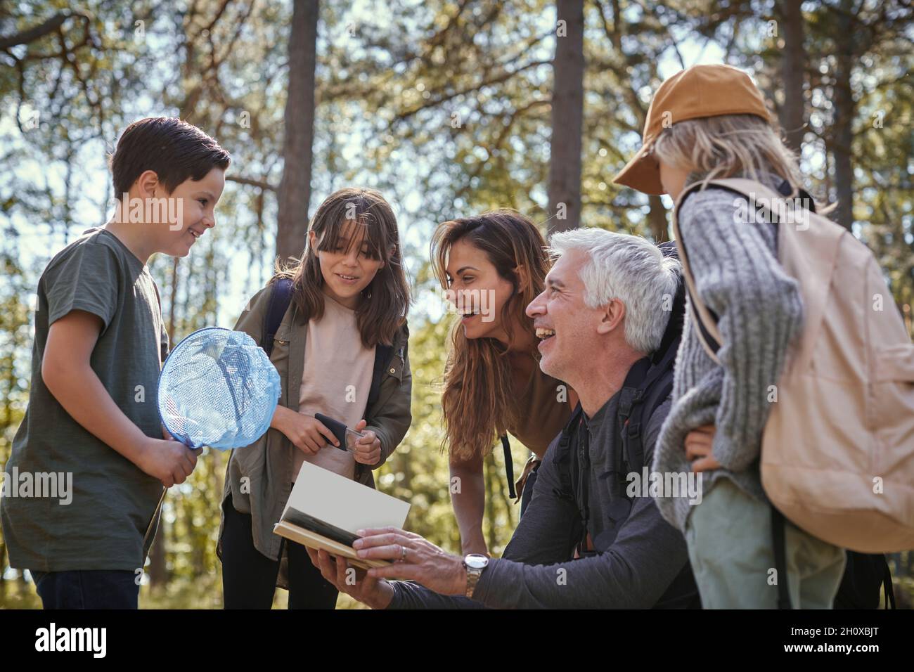 Famiglia insieme in foresta Foto Stock