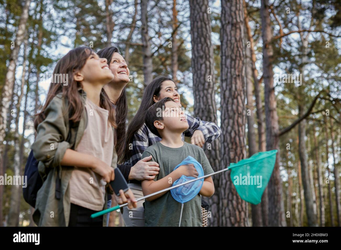 Famiglia con bambini in foresta Foto Stock