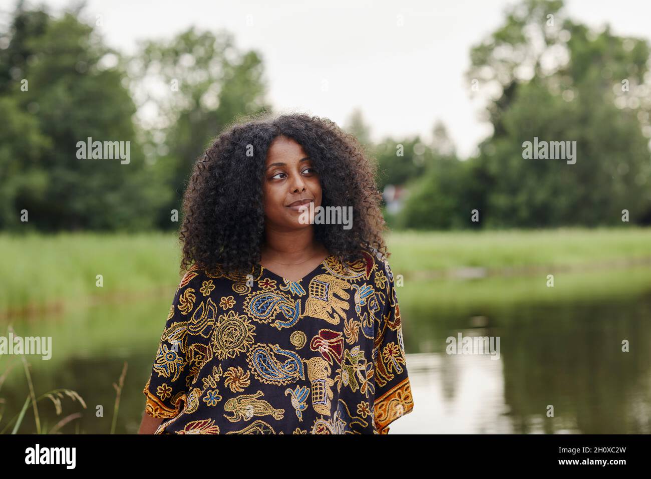 Ritratto di giovane donna sul lago Foto Stock