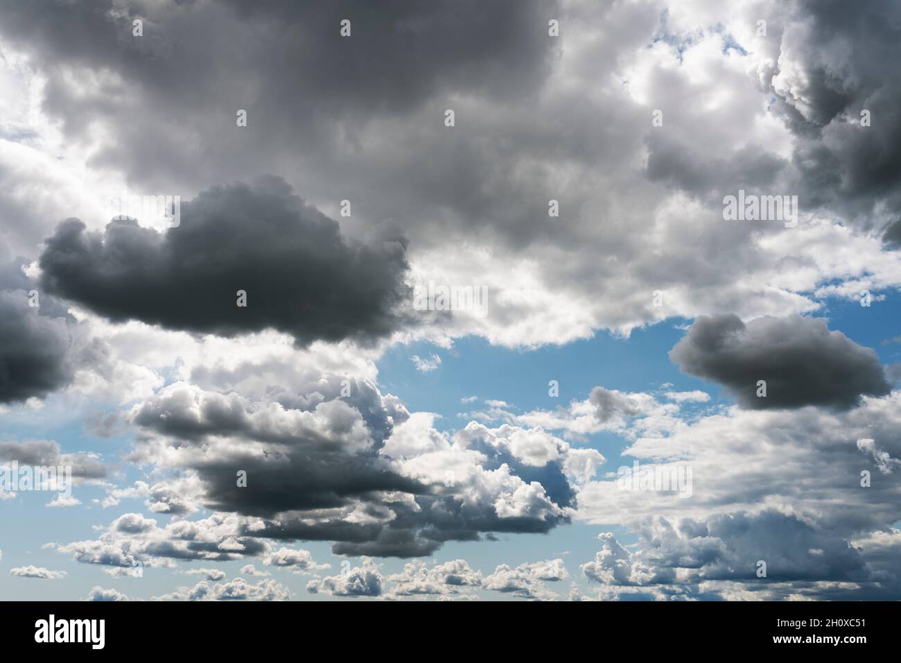 Vista ad angolo basso delle nuvole al cielo Foto Stock