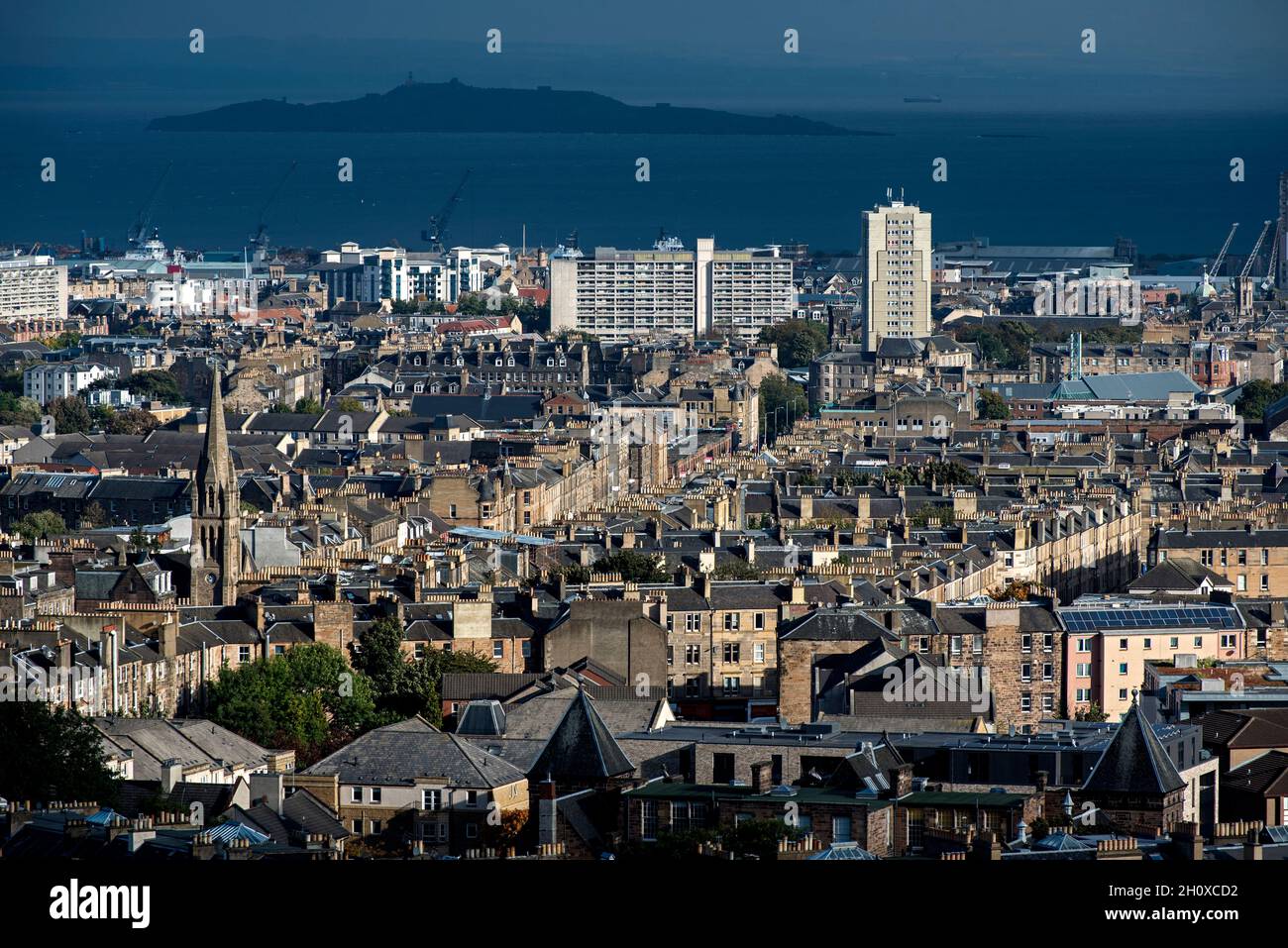 Sole su Leith con Fife in ombra sullo sfondo, la vista da Calton Hill in una soleggiata mattinata autunnale. Foto Stock