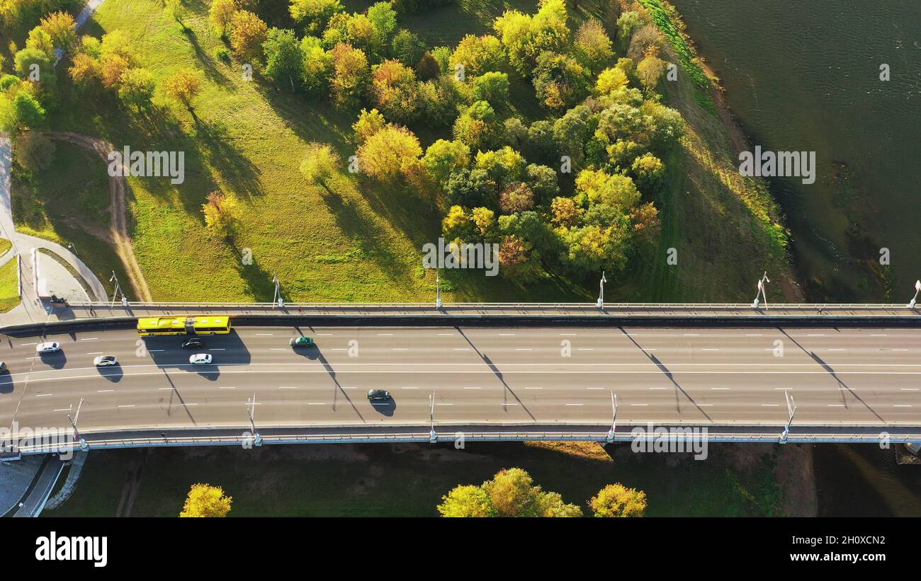 Mahiliou, Bielorussia. Veduta aerea del Ponte sul fiume Dnieper a Mogilev. Vista aerea dello skyline in autunno. Vista dall'alto Foto Stock