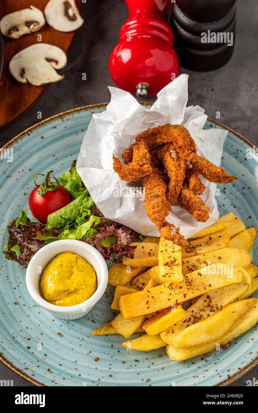 Pollo fritto con patatine fritte e insalata Foto Stock
