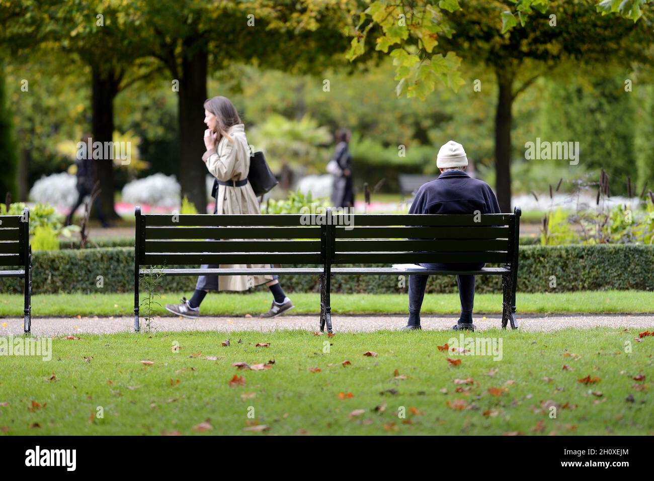 Londra, Inghilterra, Regno Unito. Regent's Park: Uomo seduto su una panchina Foto Stock