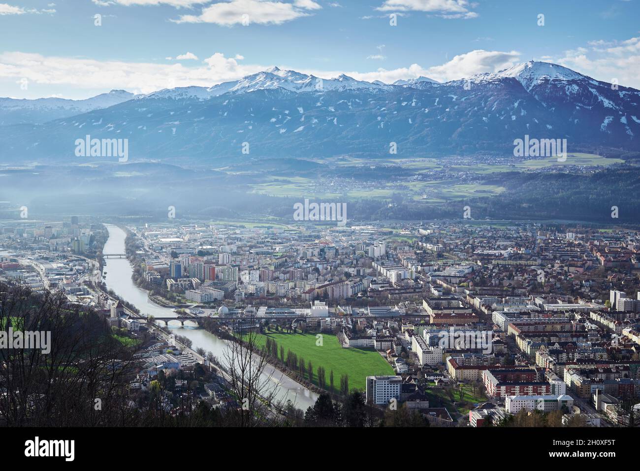 Una vista sulla città di Innsbruck, accanto al fiume Inn, con una grande montagna, il Patscherkofel, sullo sfondo Foto Stock