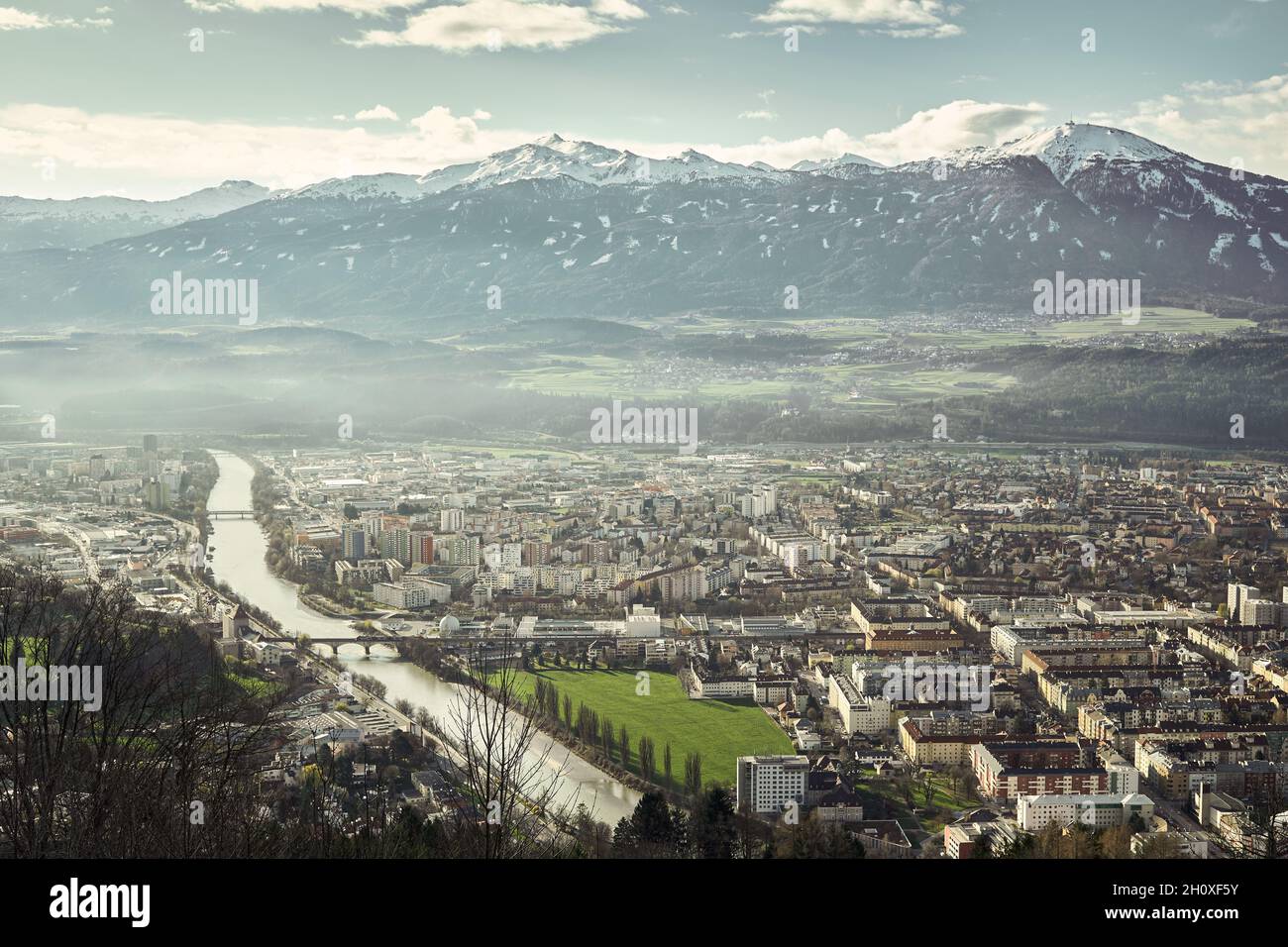 Una vista sulla città di Innsbruck, accanto al fiume Inn, con una grande montagna, il Patscherkofel, sullo sfondo Foto Stock