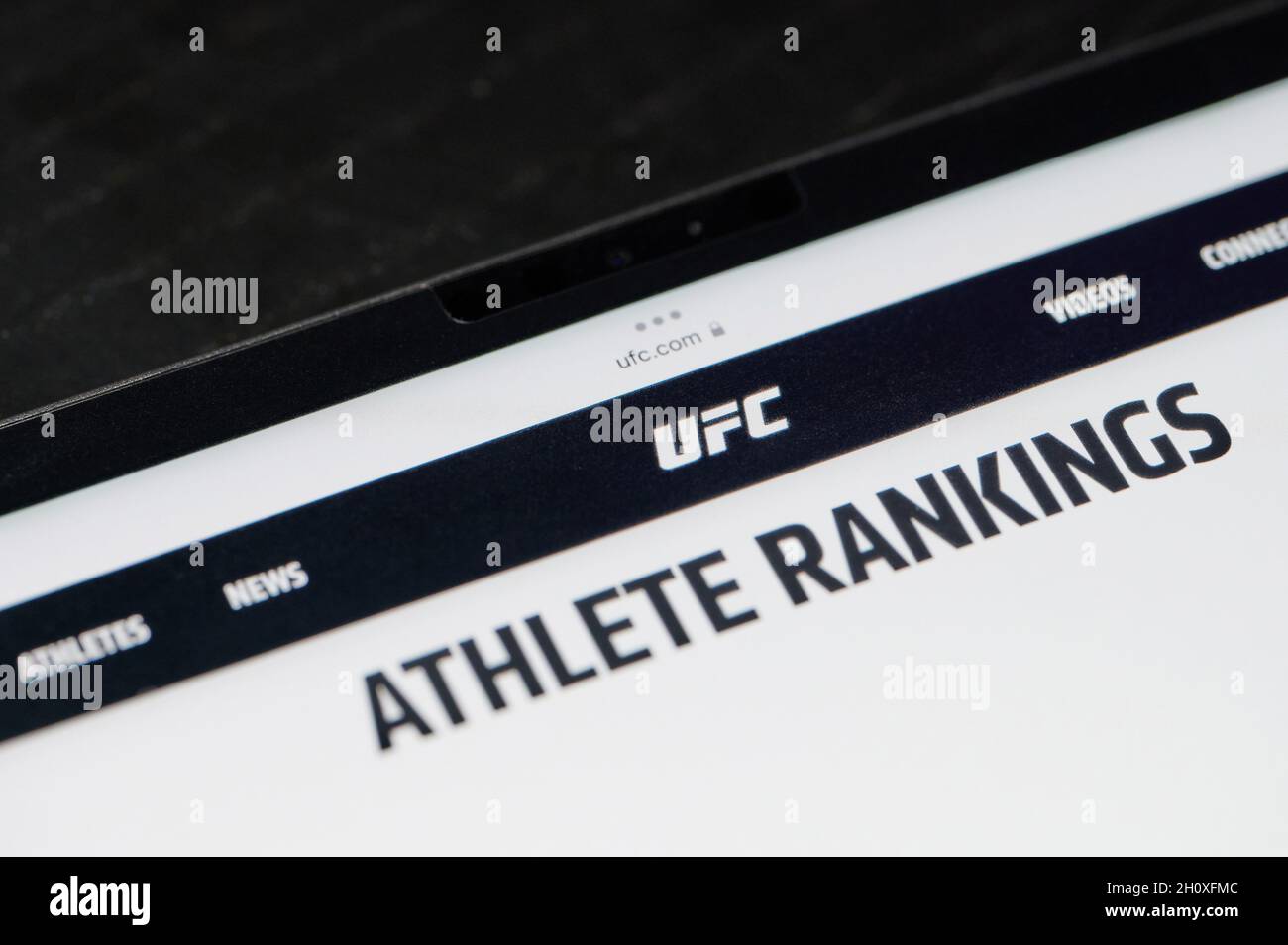New york, USA - Ottobre 15 2021: Classifica degli atleti UFC sullo schermo dello smartphone in primo piano Foto Stock