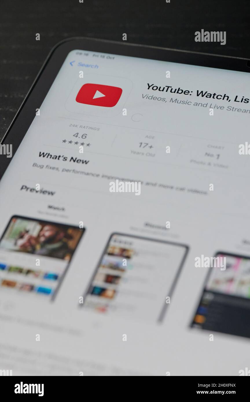 New york, USA - Ottobre 15 2021: Installa l'app youtube su smartphonescreening view Foto Stock