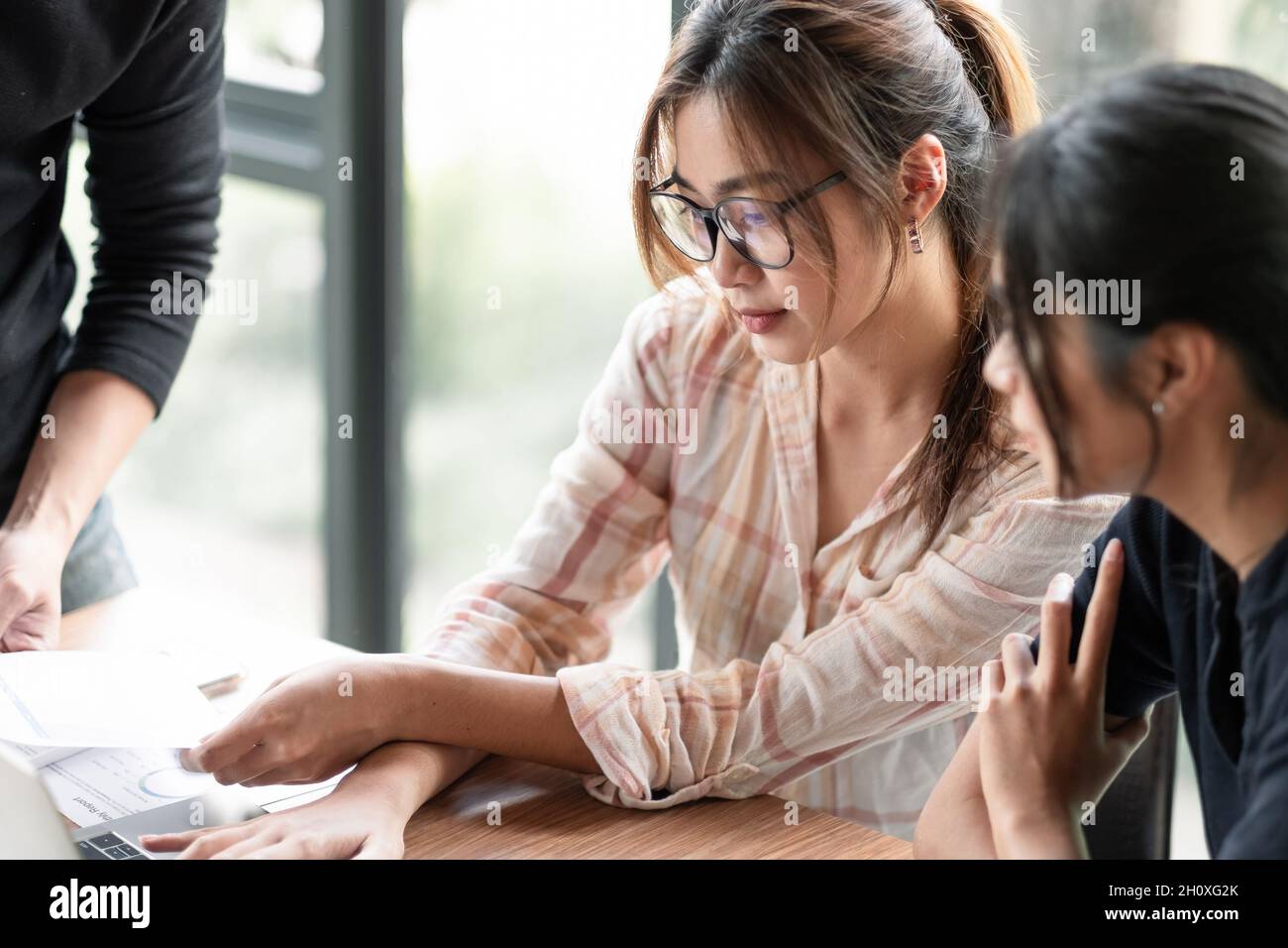 Gli uomini d'affari stanno incontrando negoziati sul commercio e gli investimenti. Concetti. Incontri di lavoro, pianificazione, negoziazione Foto Stock