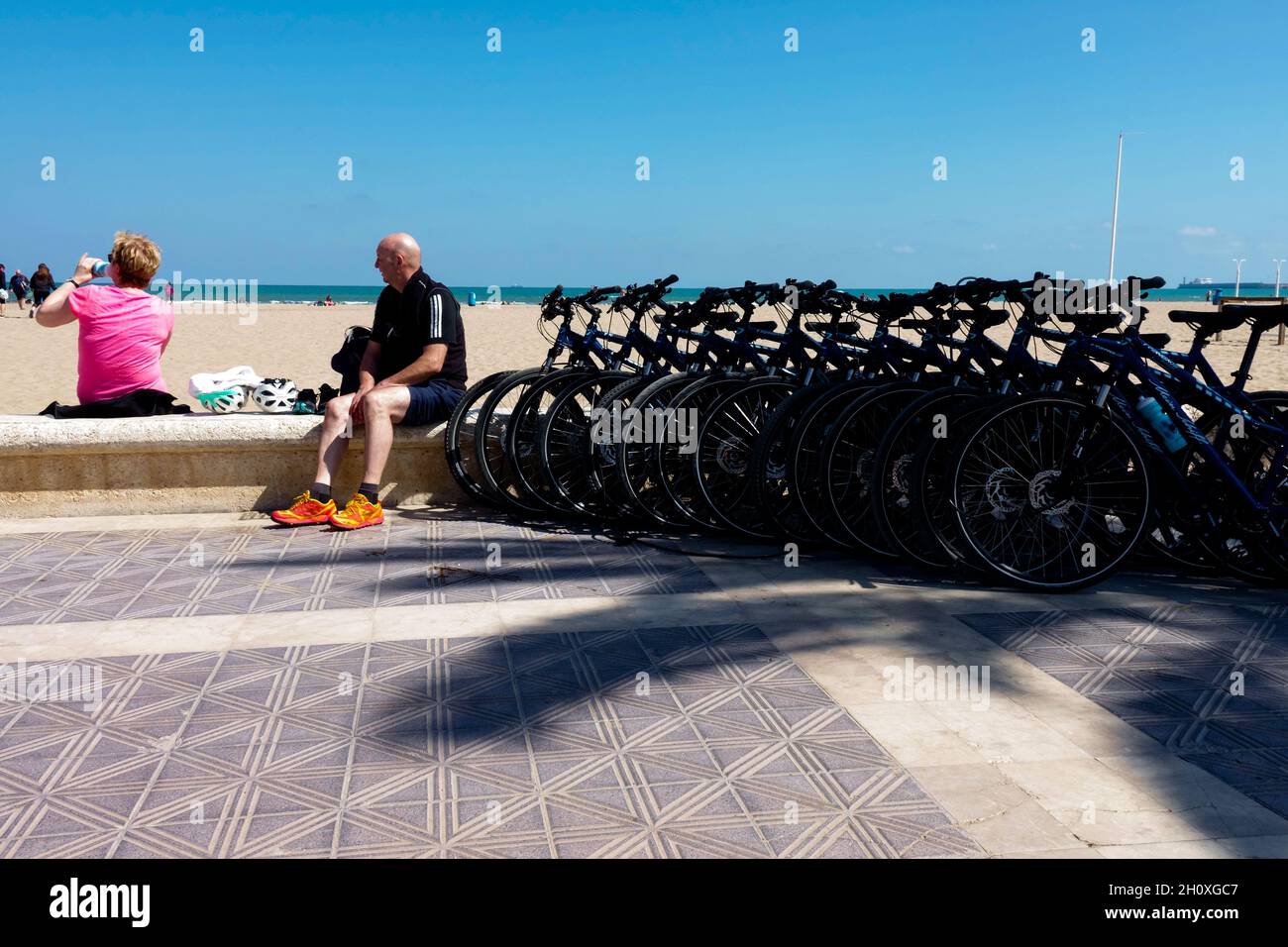 Malvarrosa spiaggia Valencia anziani gente turisti Valencia Spagna spiaggia Foto Stock