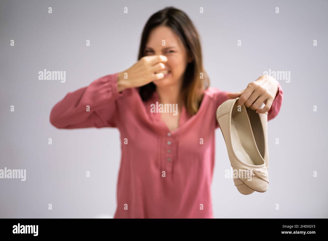 Scarpe puzzolenti. Zappa per piedi stinky. Odor. Piede Foto Stock