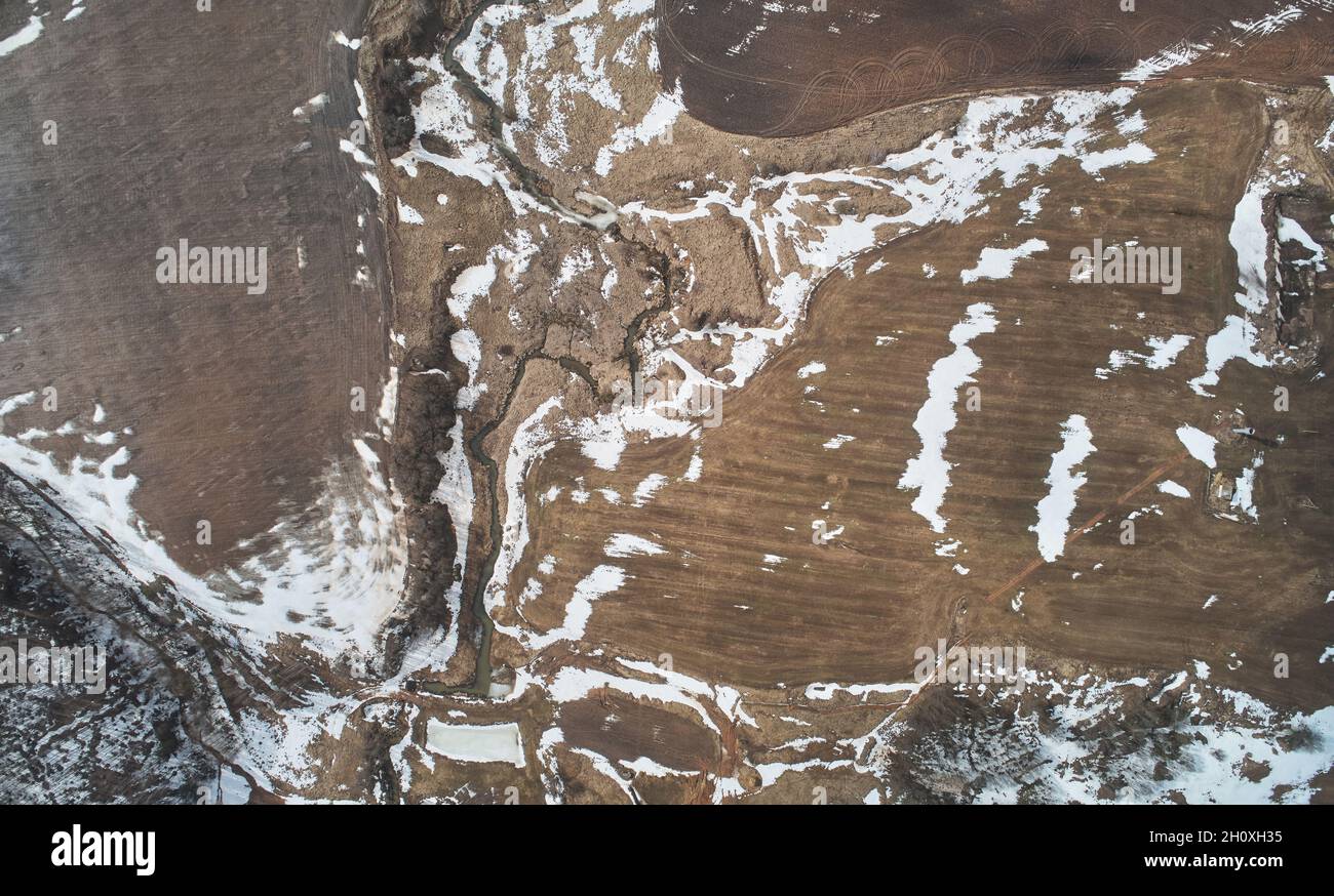 Astratto terreno paesaggio sfondo con neve sopra drone vista dall'alto Foto Stock
