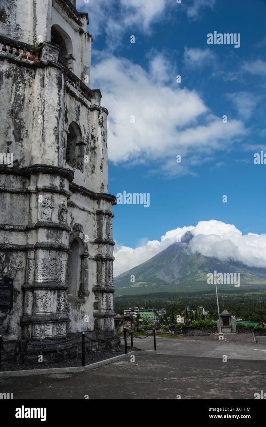 Daraga (Nuestra Señora de la Porteria Parrocchia Chiesa-nostra Signora della porta Parrocchia Chiesa) e il Monte Mayon in background.Daraga, Albay, Filippine Foto Stock