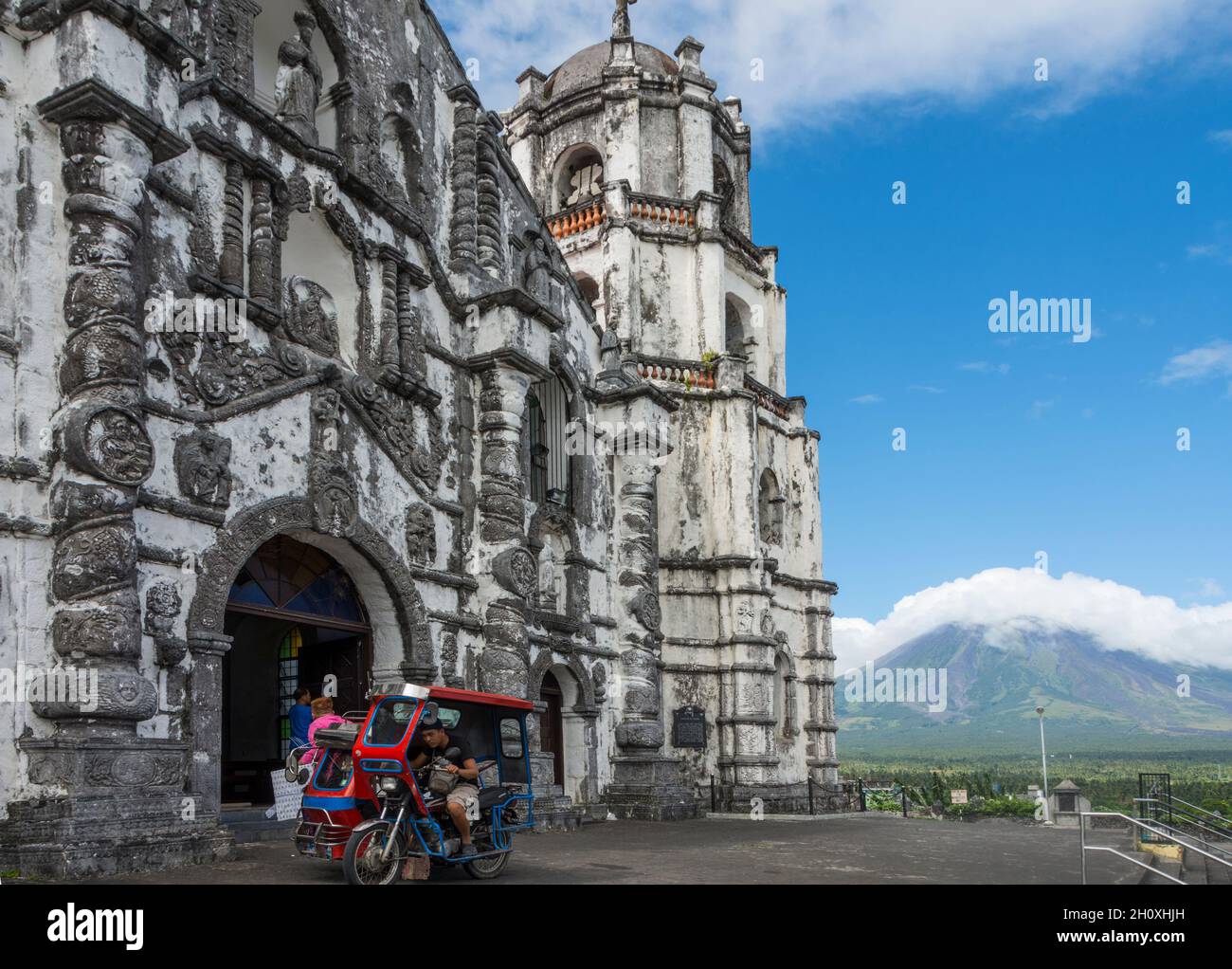 Taxi a motore di fronte alla chiesa di Daraga (Chiesa Parrocchiale di Nuestra Señora de la Porteria). Monte Mayon in background.Daraga, Albay, Filippine Foto Stock