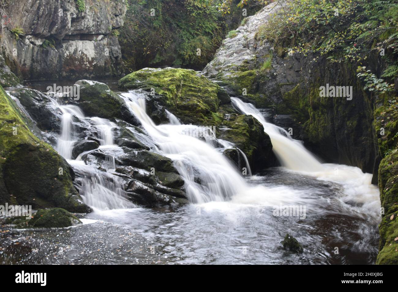 Il fiume dove cade sulle rocce in un flusso di silken alle cascate di Beezley Foto Stock