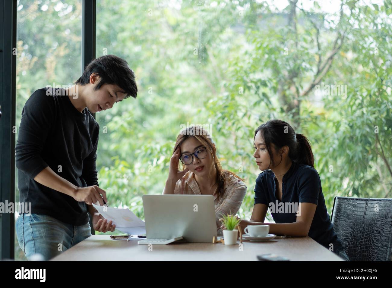Gruppo di uomini d'affari asiatici riunione di squadra in ufficio moderno progettazione di lavoro e concetto di idee. Foto Stock
