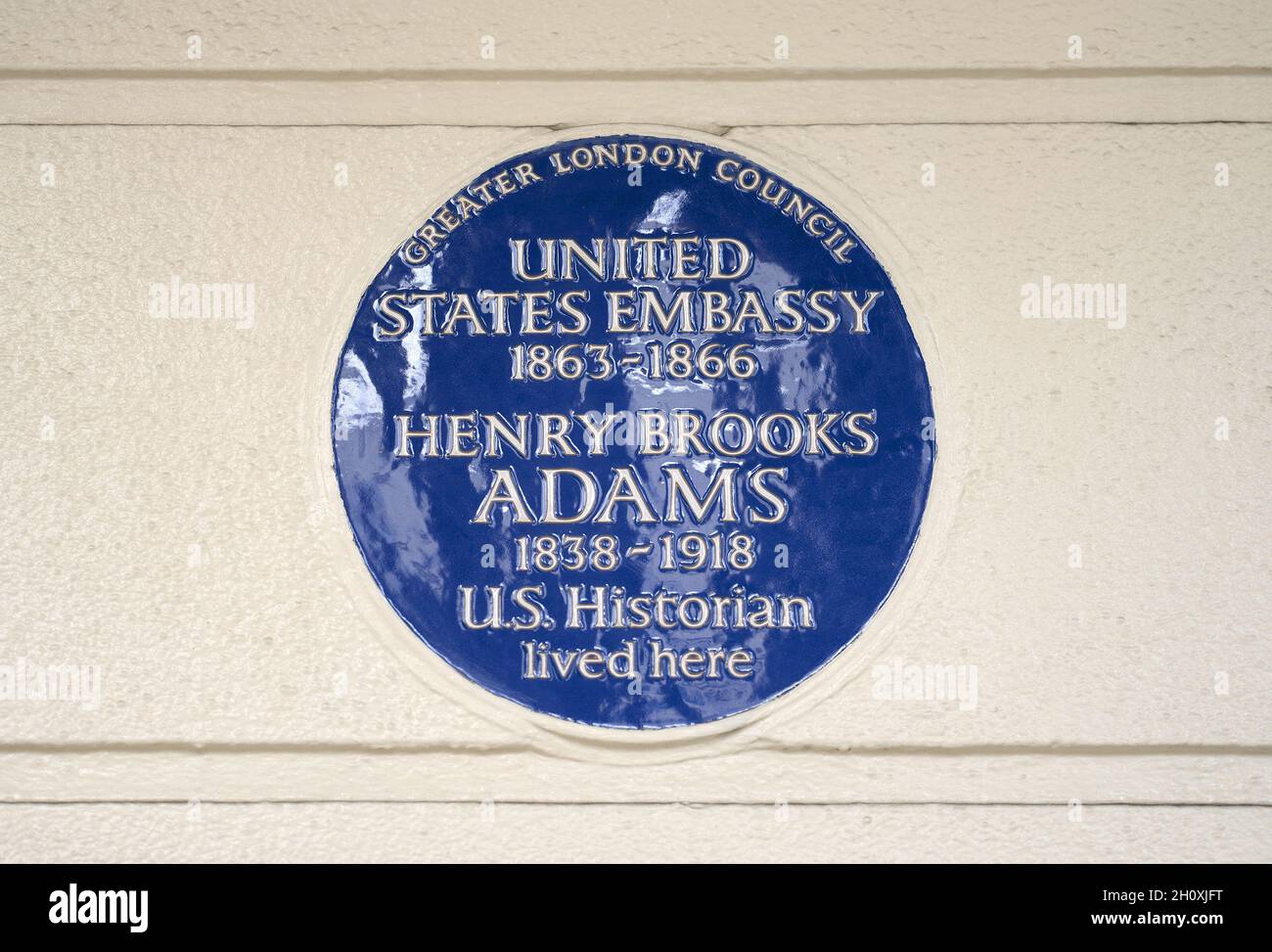 Londra, Regno Unito. Targa commemorativa: 'Ambasciata degli Stati Uniti 1863-1866. Henry Brooks Adams 1838-1918 storico degli Stati Uniti visse qui' al 98 Portland Place, Westmi Foto Stock