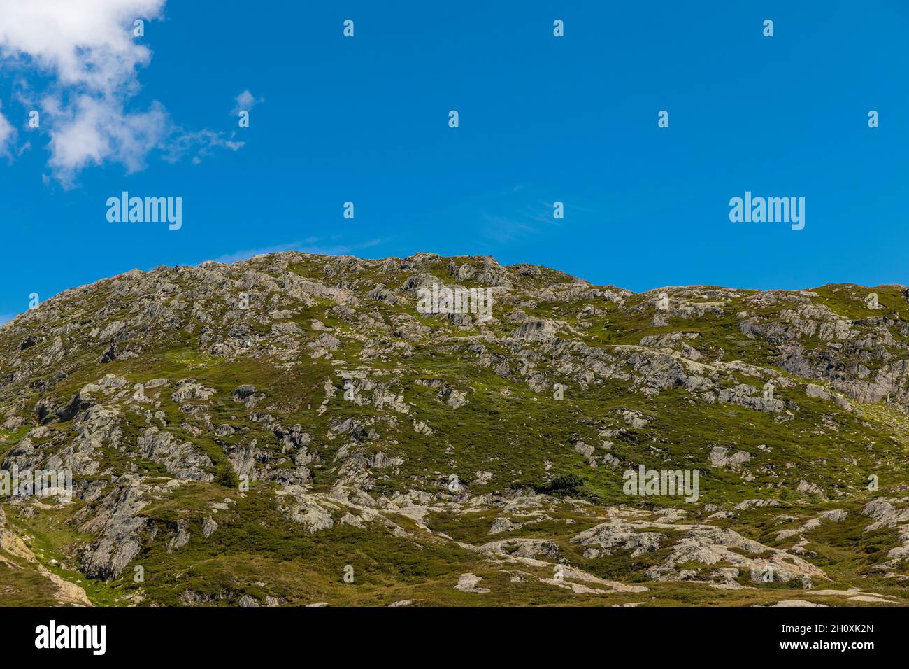 Panorama dal passo del Gottardo in Ticino delle Alpi svizzere in una giornata estiva con sole e cielo blu. Nessuno all'interno, spazio copia Foto Stock