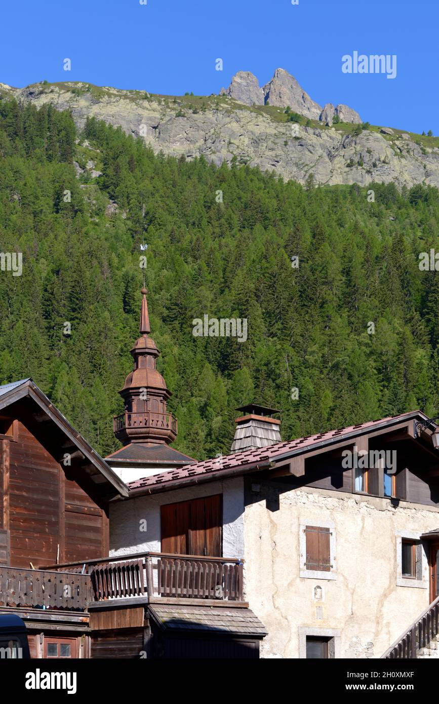 Villaggio di Argentiere con il campanile della chiesa di Saint Pierre. Argentiere è un pittoresco villaggio di sci, passeggiate alpine e alpinismo Francia Foto Stock