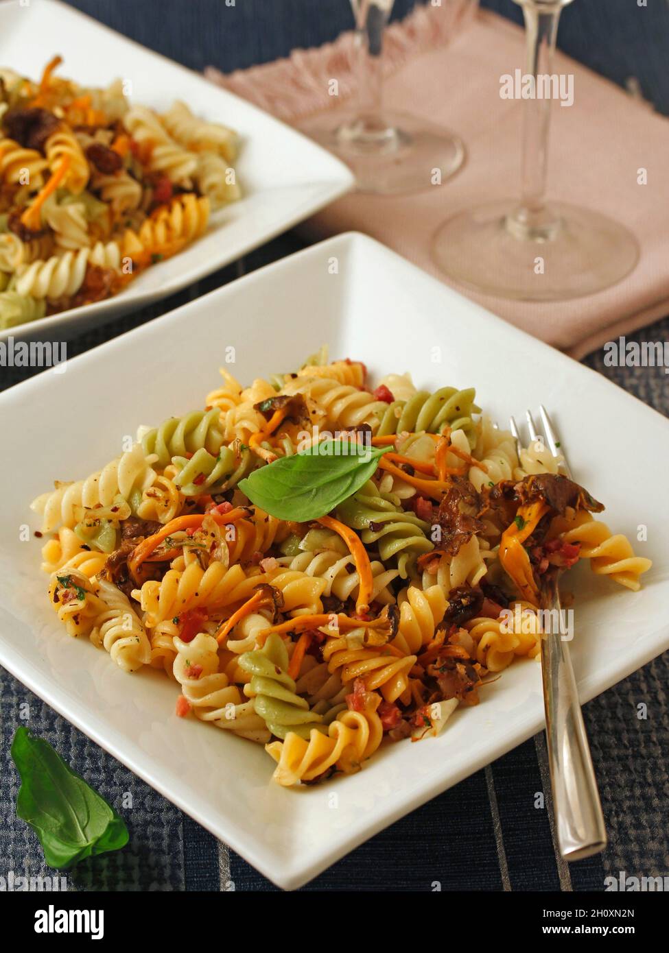 FARFALLE con funghi e prosciutto. Funghi piede giallo. Foto Stock