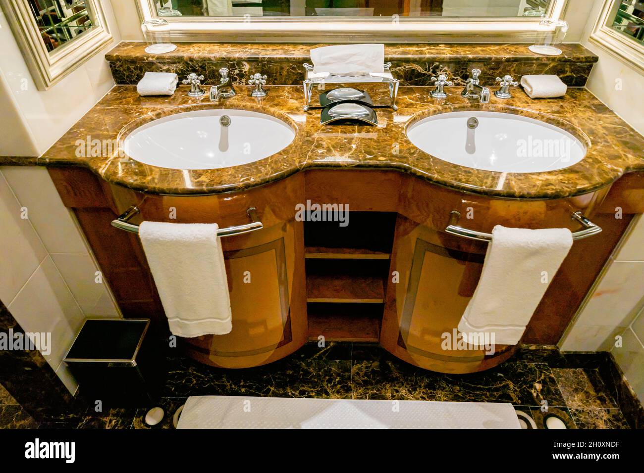 Interni di lussuoso bagno in marmo, con due lavandini, grande specchio e accessori, alloggi di lusso nella borsa Ritz Carlton di Mosca, Russia Foto Stock