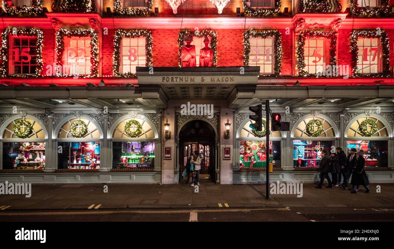 Fortnum & Mason, Londra. L'ingresso e la facciata del grande magazzino di Piccadilly, decorato per Natale con un tema calendario dell'avvento Foto Stock