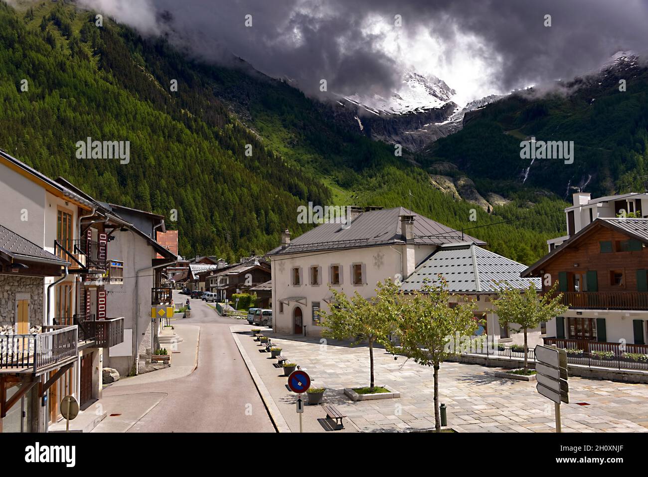 Villaggio Argentiere con grandi nuvole minacciano in montagna. Argentière è un pittoresco villaggio di sci, passeggiate alpine e alpinismo Francia Foto Stock