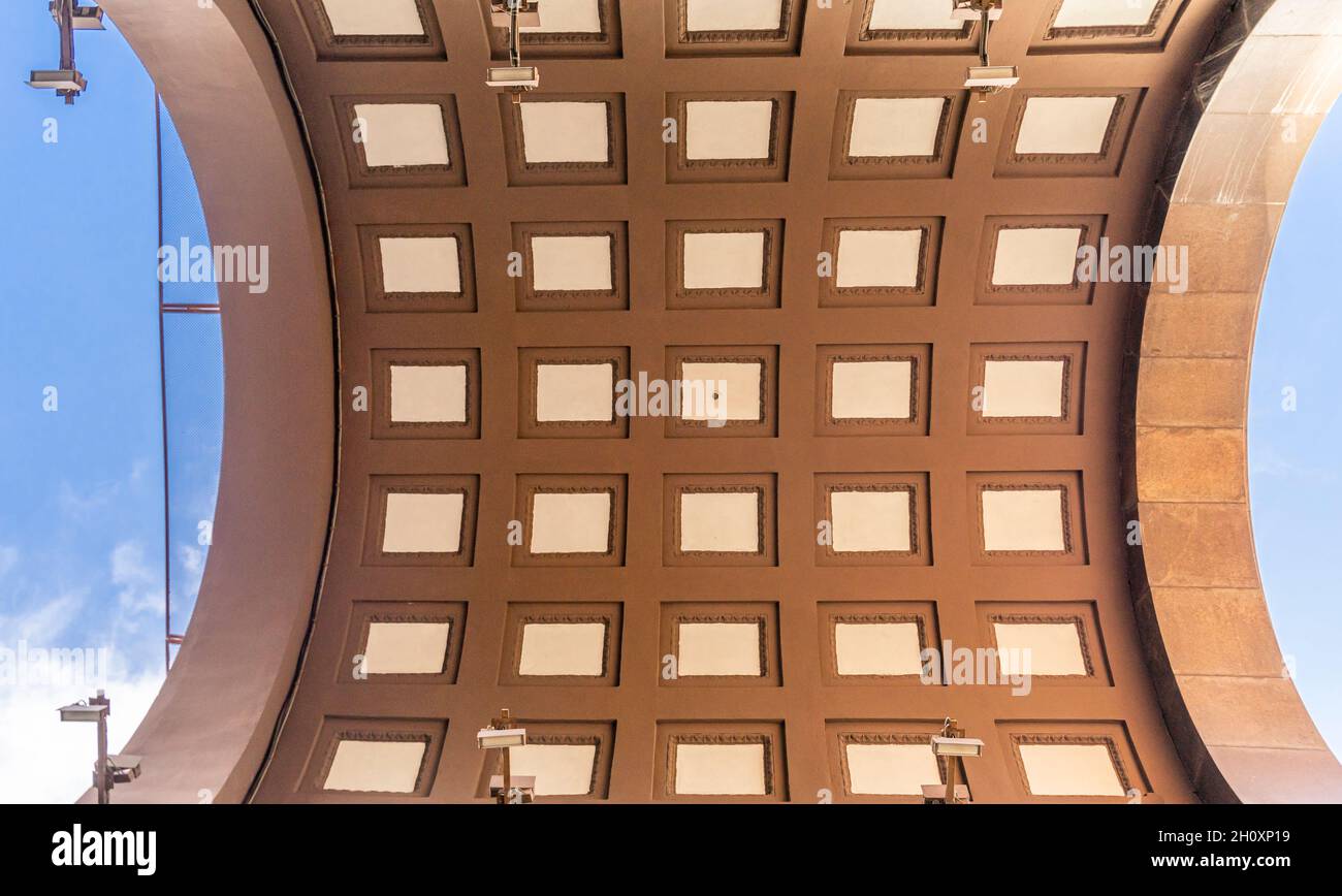 Dettagli soffitto ad arco, Kotelnicheskaya Embankment Building, classicismo socialista stalinista, Mosca, Russia Foto Stock