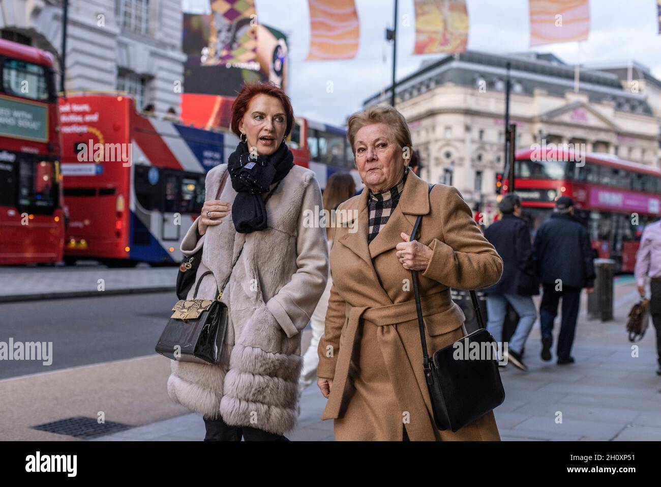 Le Signore russe camminano lungo Piccadilly, Londra, Inghilterra, Regno Unito Foto Stock