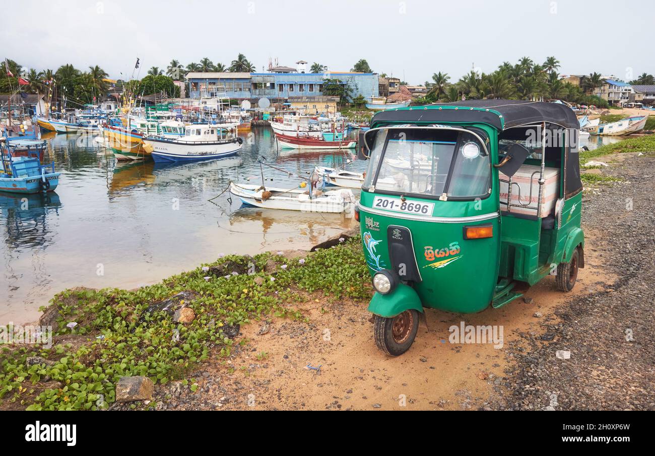 Hikkaduwa, Sri Lanka - 20 dicembre 2019: Tuk tuk sul molo del porto di pesca. Foto Stock