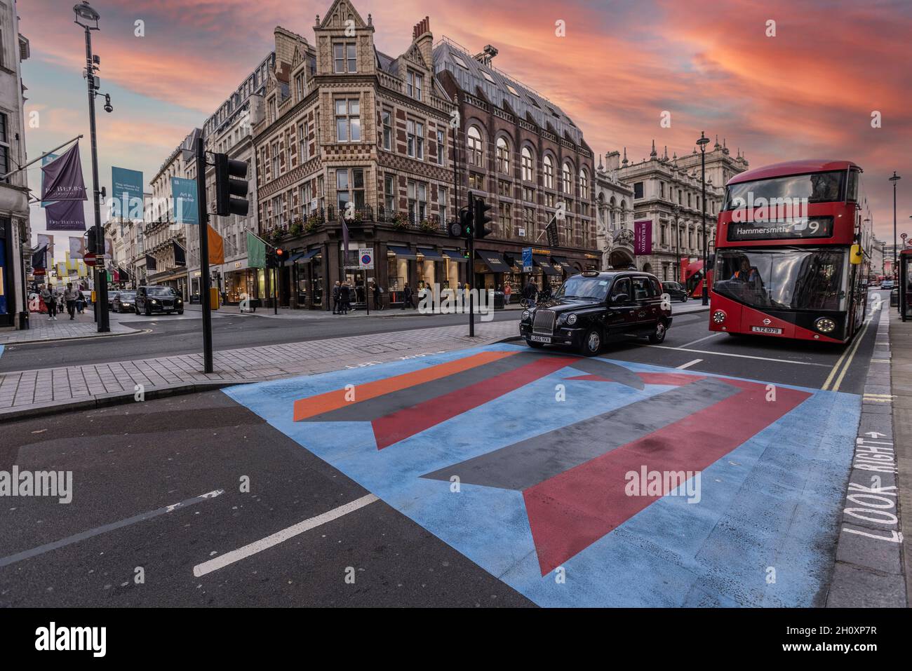 Colorata traversata pedonale lungo Piccadilly, Londra, Inghilterra, Regno Unito Foto Stock
