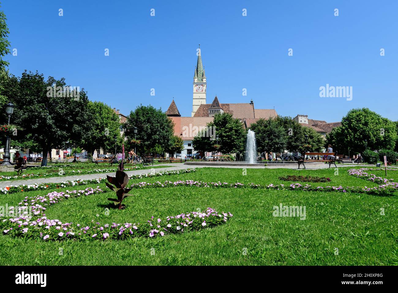 Paesaggio urbano con Piazza Ferdinando i Re (Piata Regele Ferdinando i) e parco verde nel centro storico di Medias, in Transilvania (Transilvania) Foto Stock