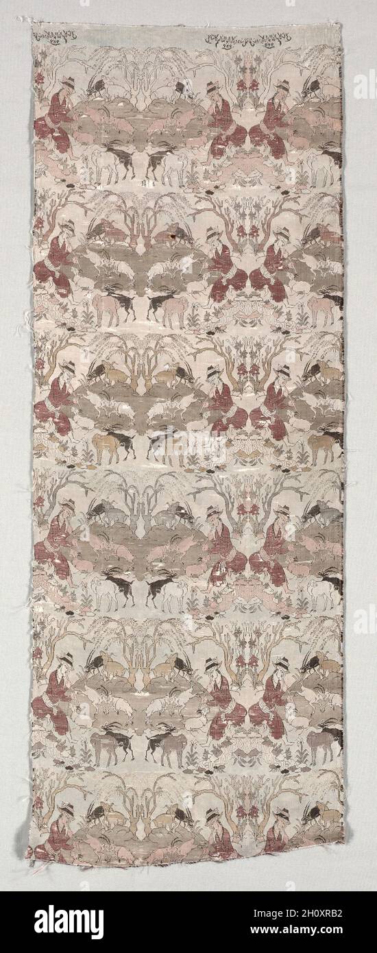 Tessuto di seta con i gatherds in un paesaggio, 1900. Iran, Isfahan. Seta: Tessuto a lamelle; fodera: Arazzo in twill, doppia chiusura; totale: 101.6 x 38.1 cm (40 x 15 poll.); montato: 113.7 x 49.5 cm (44 3/4 x 19 1/2 poll.). Questo tessuto ha un design ripetuto di pipe di goatherds per le capre in un ambiente paesaggistico. In cima c'è un'iscrizione che recita: "Opera del servo della corte, AB? al-Qu?sim K?sh?n?, anno 929.” Nel calendario musulmano 929 è equivalente a 1523, ma questo tessuto è stato tessuto nel 1900. Questo tessuto emula esempi del periodo Safavid (1501-1722), considerato come un punto alto di Irani Foto Stock