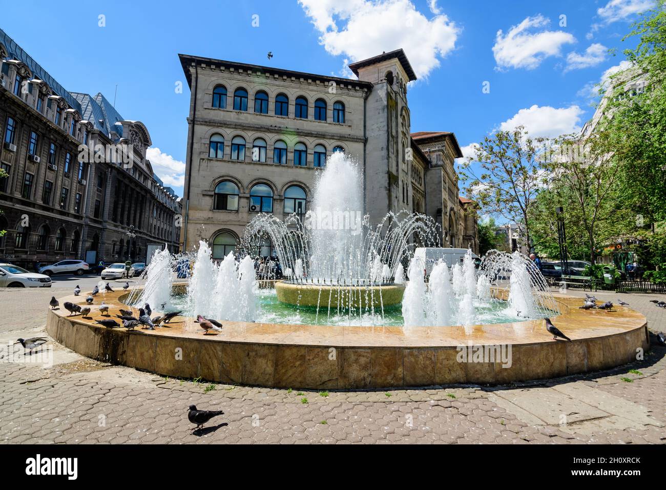 Bucarest, Romania - 6 maggio 2021: Fontana d'acqua e Università di architettura e Urbanismo di Ion Mincu (Universitatea de Arhitectura si Urbanism Ion mi Foto Stock