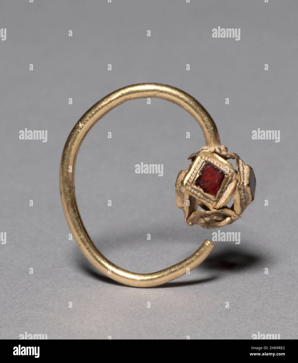 Orecchini, 400s. Ostrogoto, periodo di migrazione del V secolo. Oro con granati; complessivo: 3,5 x 3,4 x 1,2 cm (1 3/8 x 1 5/16 x 1/2 in.). Foto Stock